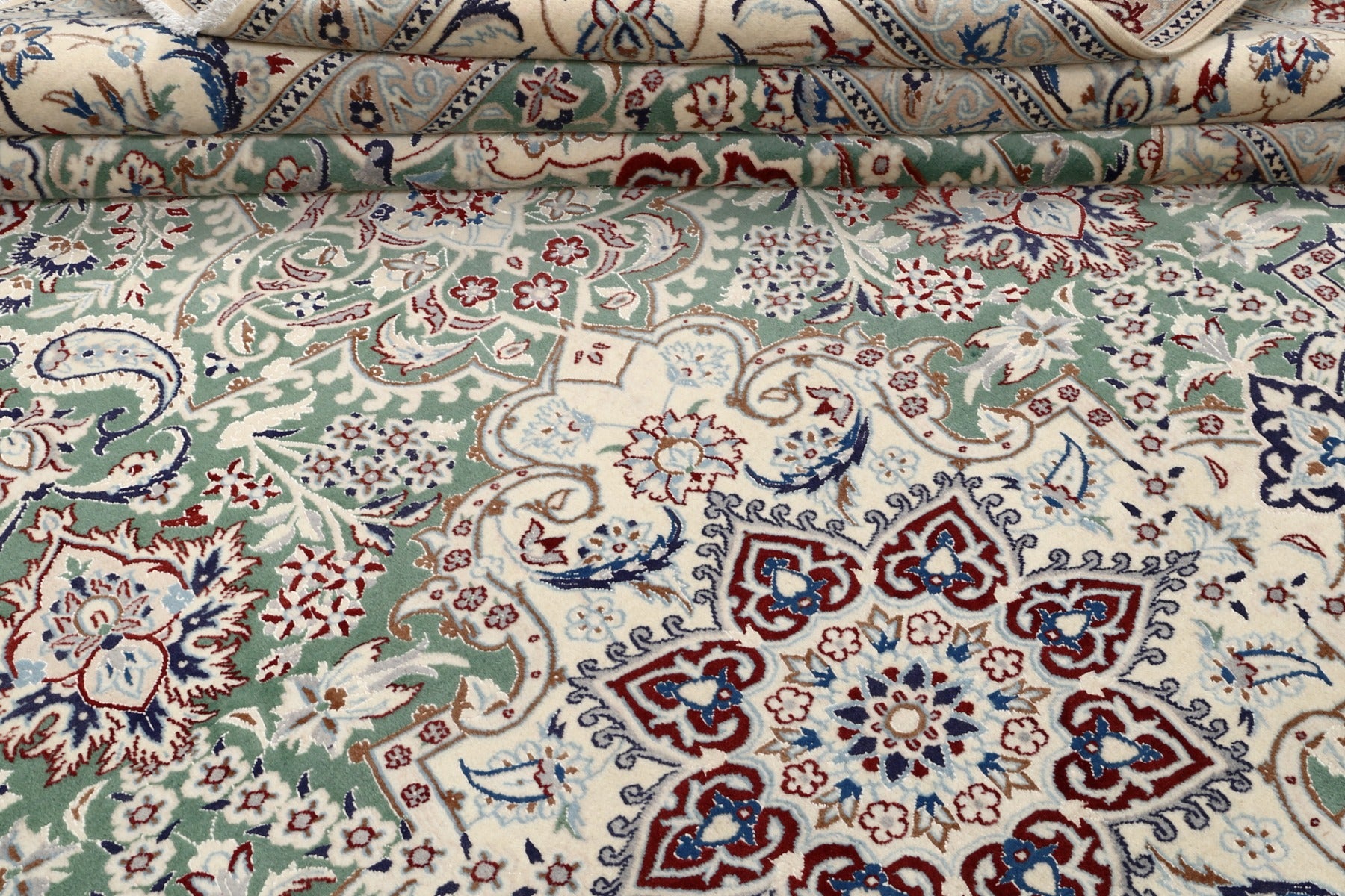 Fine Nain Med Silke 357x258