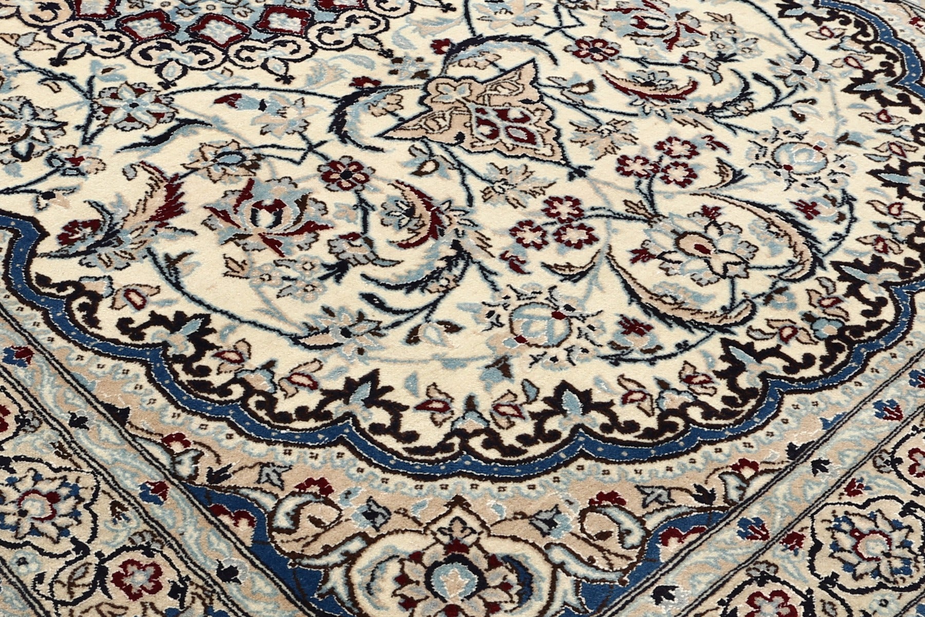 Fine Nain Med Silke 255x147